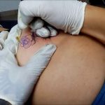 Descubre d&oacute;nde colocar tu ropa usada en la habitaci&oacute;n sin desordenar